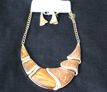 Load image into Gallery viewer, Gold Tone / Brown Acrylic Necklace set
